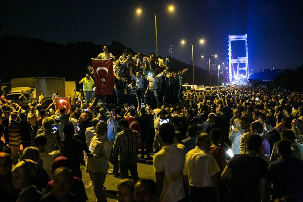 Người biểu tình chiếm xe tăng trong đêm đảo chính bất thành trung tuần tháng 7/2016 ở Thổ Nhĩ Kỳ. Ảnh: AFP/Getty