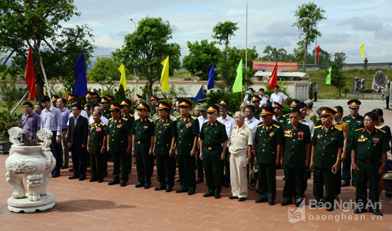 Đoàn đai biểu bày tỏ tấm lòng thành kính và biết ơn vô hạn đối với công lao của Đại tướng Chu Huy Mân. Ảnh Thanh Lê