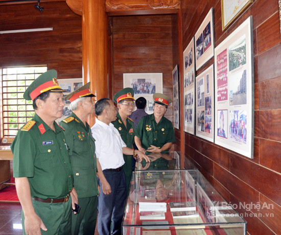 Các đại biểu tham quan tư liệu về cuộc đời và sự nghiệp của Đại tướng Chu Huy Mân. Ảnh Thanh Lê
