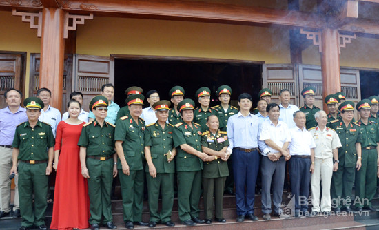 Tình đoàn kết hữu nghị Việt-Lào mãi mãi xanh tươi, đời đời bền vững. Ảnh: Thanh Lê