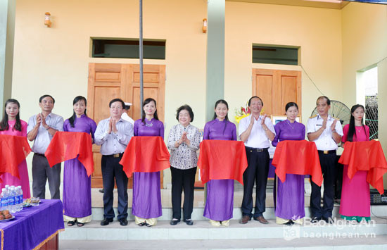 Bà Trương Mỹ Hoa và lãnh đạo tỉnh Nghệ An, huyện Quỳnh Lưu cắt băng khánh thành nhà tình nghĩa CCB Bùi Ngọc Kế. Ảnh: Công Kiên