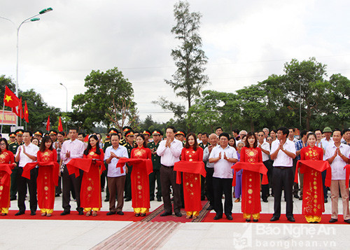 Cắt băng khánh thành công trình tưởng niệm liệt sỹ. Ảnh: Thanh Bình.