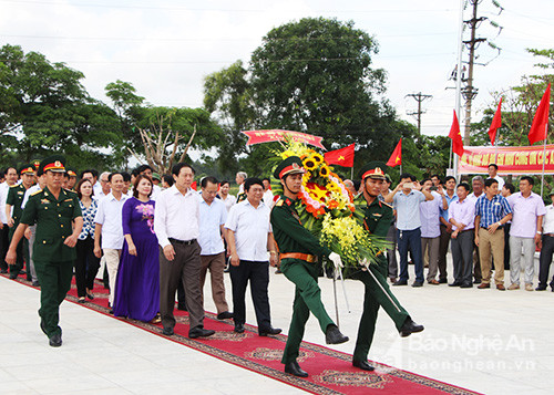 Kết thúc buổi lễ các Đại biểu đã tham gia làm lễ dâng hoa, dâng hương các Anh hùng liệt sỹ tại Đài tượng niệm.