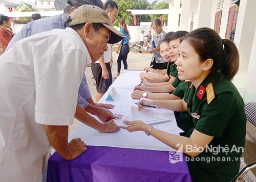 Ban thanh niên Quân đội, Bệnh viên Quân y 4và các đơn vị đồng hành tư vấn, khám, cấp phát thuốc miễn phí cho  bệnh nhân. Ảnh: Thanh Mai.