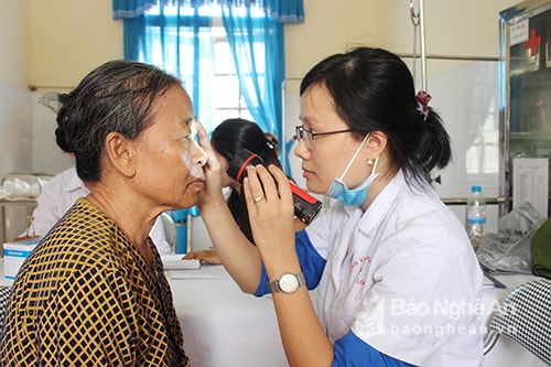 120 thân nhân liệt sỹ, thương bệnh binh, người có công với cách mạng được các bác sỹ Bệnh viện đa khoa Nghi Lộc khám bệnh, cấp thuốc miễn phí. Ảnh: Nhật Tuấn.