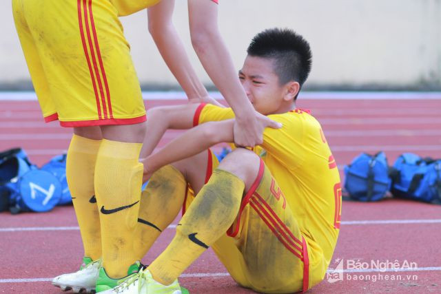 Nỗi buồn của các học trò HLV Nguyễn Huy Hoàng, các em đã có một mùa giải thi đấu khá thuyết phục - Ảnh: Văn Thắng