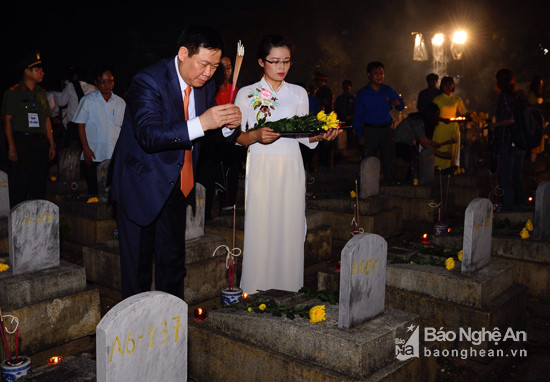 4.Phó Thủ tướng Chính phủ Vương Đình Huệ dâng hương ở các phần mộ liệt sĩ tại Nghĩa trang Liệt sĩ Quốc tế Việt Lào. Ảnh: Thành Cường