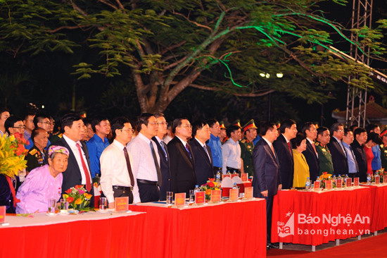 3.Các đại biểu tham dự chương trình thắp nến tri ân “Khúc tráng ca Việt-  Lào”. Ảnh: Thành Cường