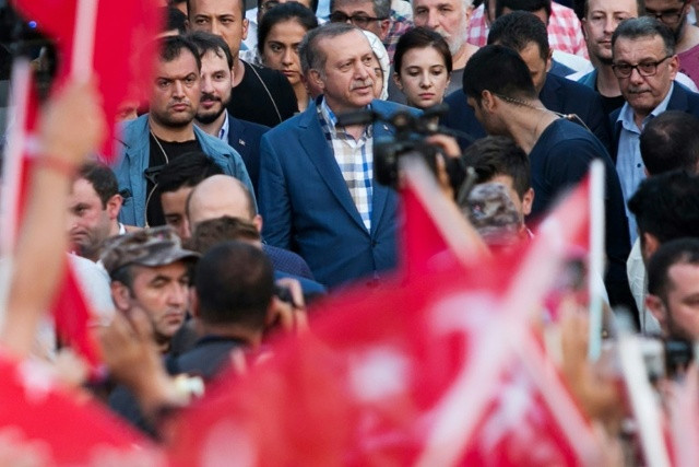 Tổng thống Recep Tayyip Erdodan (giữa) phát biểu trước dân chúng sau vụ đảo chính. Ảnh: Internet
