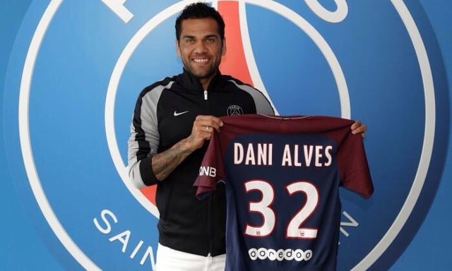 Hậu vệ Daniel Alves trong ngày chính thức ra mắt tại CLB PSG.  Ảnh: Internet.