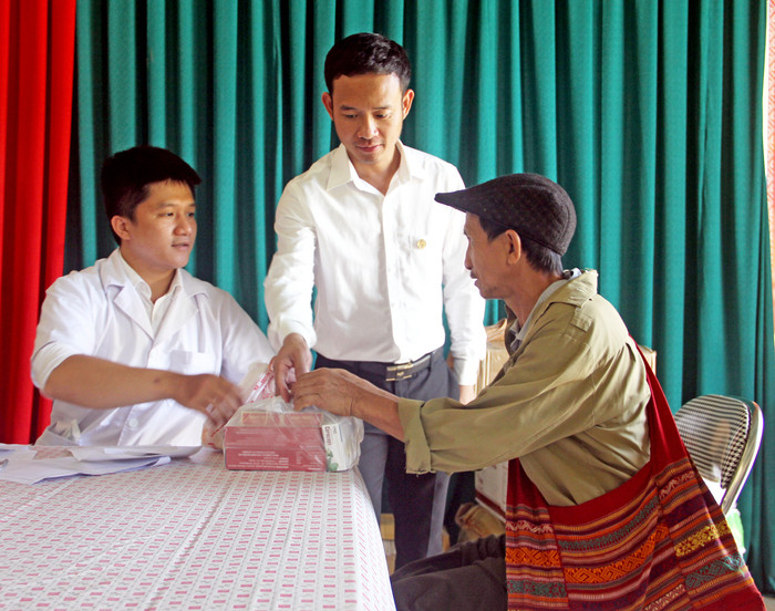 Đại diện đoàn công tác tặng quà và trao thuốc cho hộ nghèo xã Tà Cạ (Kỳ Sơn). Ảnh: Phương Hà