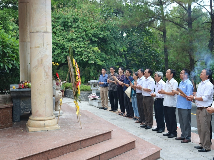 Đoàn dâng hoa, dâng hương tại đài tưởng nhiệm các liệt sỹ quê Nghệ An tại Nghĩa trang quốc gia Trường Sơn. Ảnh: Nguyễn Thực