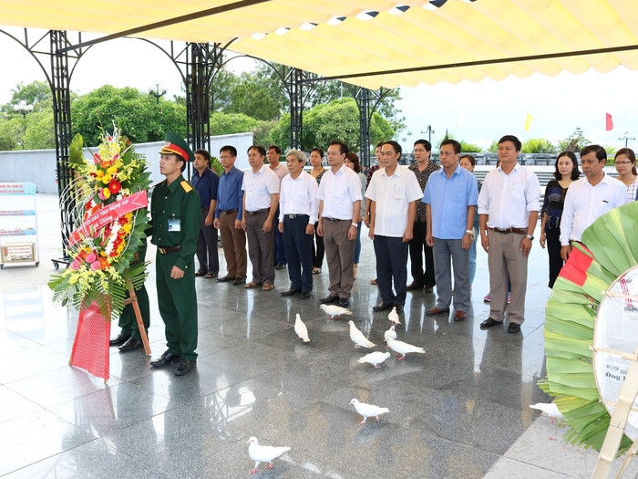 Đoàn dâng hoa, dâng hương tại Nghĩa trang đường 9, tỉnh Quảng Trị. Ảnh: Nguyễn Thực
