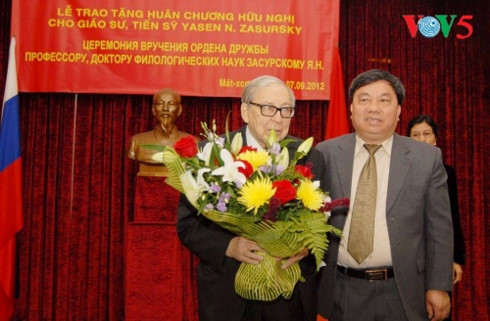 Ông Đỗ Quý Doãn (bên phải) và thầy giáo cũ của mình - Giáo sư, Tiến sĩ Yasen Zasurskiy tại Lễ trao tặng Huân chương Hữu nghị cho Giáo sư ở Moscow, LB Nga. Ảnh: Nhân vật cung cấp