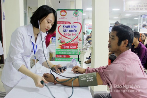 Y, bác sỹ bệnh viện Đa khoa Thành phố Vinh thăm, khám bệnh cho cho thương, bệnh binh, người có công. Ảnh: Sỹ Minh