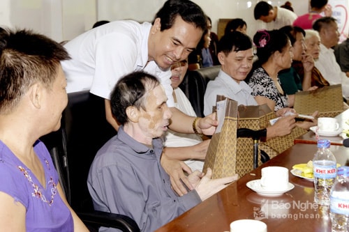 Lãnh đạo bệnh viện Thành phố Vinh trao quà cho các thương, bệnh binh nhân ngày Thương binh, liệt sỹ. Ảnh: Sỹ Minh