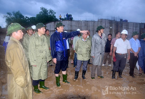 Bí thư Tỉnh ủy nghe báo cáo phương án xả nước  của cống Diễn Thành. Ảnh: Thành Duy