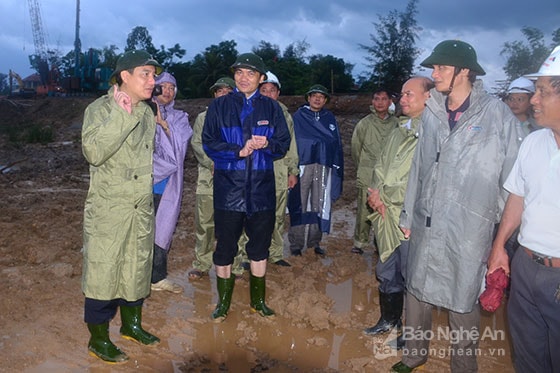 Bí thư Tỉnh ủy trao đổi với lãnh đạo Sở NN&PTNT cùng lãnh đạo huyện Diễn Châu. Ảnh: Thành Duy