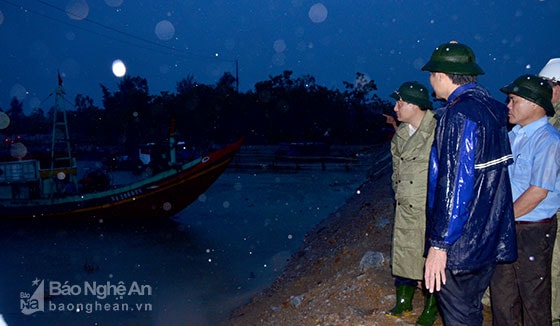 Bí thư Tỉnh ủy Nguyễn Đắc Vinh kiểm tra tình hình di chuyển tàu thuyền về nơi an toàn. Ảnh Thành Duy