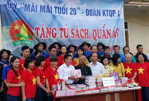 Đoàn KT-QP 4 và Quỹ Mãi mãi tuổi 20 tặng tủ sách cho Trường Tiểu học Na Ngoi. Ảnh: Quang Phong