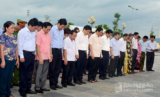 Các đồng chí lãnh đạo Trung ương, tỉnh, huyện Yên Thành, thị xã Hoàng Mai thành kính tưởng niệm đồng chí Phan Đăng Lưu. Ảnh: Thành Duy