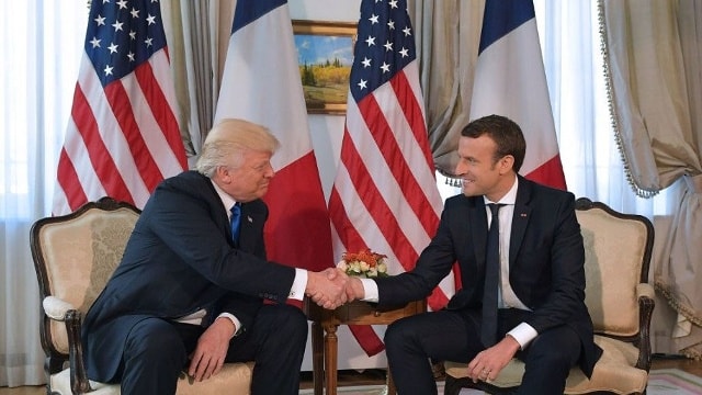 Tổng thống Pháp Emmanuel Macron bắt tay với người đồng cấp Donald Trump.