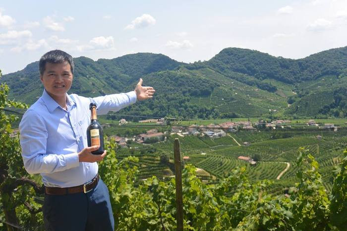 Nguyễn Tiến Thịnh thăm cánh đồng nho ở Italya. Ảnh: NVCC