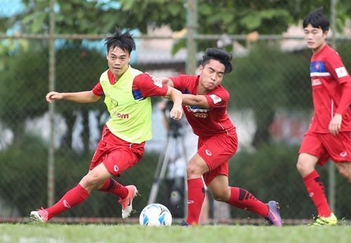 Văn Toàn (trái) trong buổi tập cùng đội U23 Việt Nam tại TP HCM ngày 15-7 Ảnh: Quang Liêm.