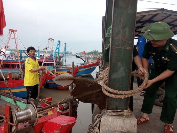 Bộ đội Biên phòng giúp ngư dân Nguyễn Ngọc Sâm – Diễn Ngọc (Diễn Châu) chằng chéo an toàn cho tàu cá. Ảnh Giang Mai