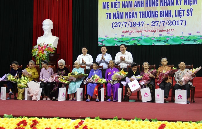 Các đồng chí lãnh đạo Chính phủ, lãnh đạo tỉnh troa qoa, quà cho các bà mẹ Việt Nam Anh hùng.