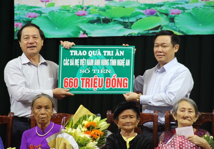 Đồng chí Lê Minh Thông thay mặt lãnh đạo tỉnh Nghệ An đón nhận quà tri ân của Chính phủ trao tặng các Bà mẹ Việt Nam Anh hùng.