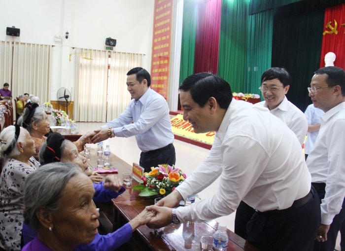 Trước khi diễn ra lễ trao tặng, các đồng chí lãnh đạo Chính phủ và tỉnh đã ân cần thăm hỏi, động viên các Bà mẹ Việt Nam Anh hùng có mặt tại buổi lễ.