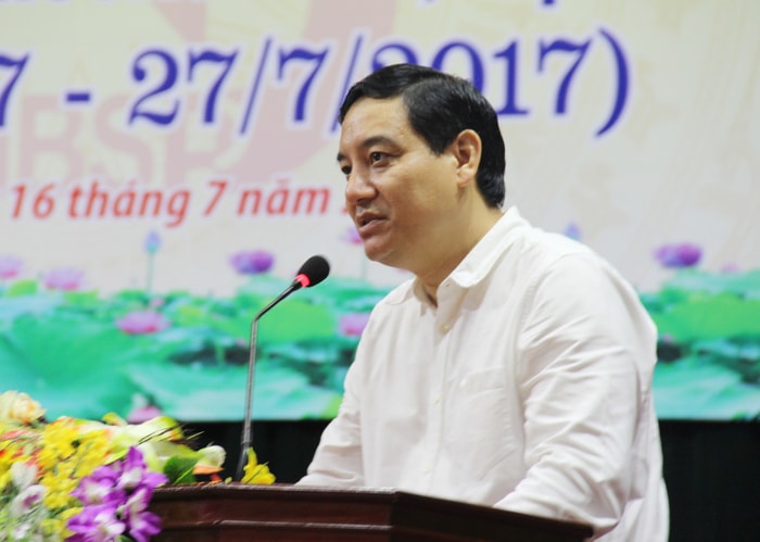 Bí thư Tỉnh ủy Nguyễn Đắc Vinh phát biểu cảm ơn sự quan tâm của lãnh đạo Đảng, Chính phủ đối với các Bà mẹ Việt Nam Anh hùng trên quê hương Nghệ An; đồng thời hứa lãnh đạo tỉnh Nghệ An sẽ chăm lo quan tâm hơn nữa đến các mẹ các đối tuowngjchinhs sách chúc các mẹ sống lâu mạnh khỏe