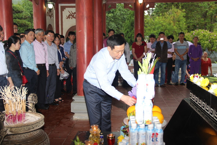 Phó Thủ tướng Vương Đình Huệ dâng hoa trước anh linh 13 liệt sỹ TNXP. Ảnh: Hoài Thu