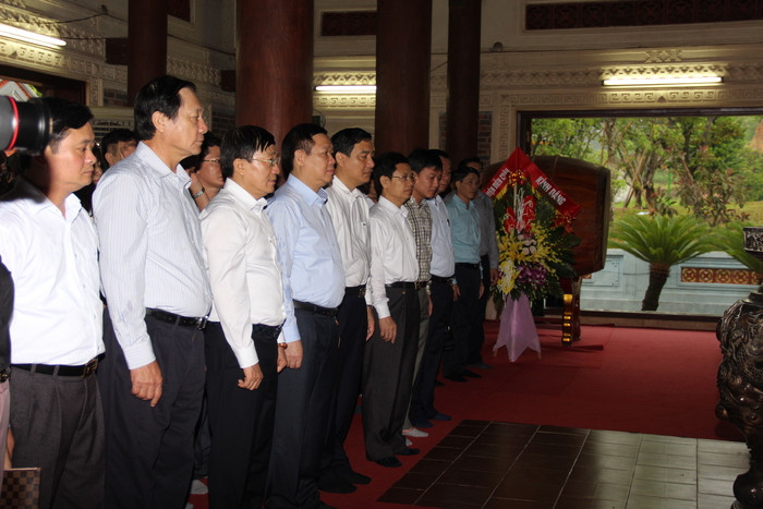 Đoàn công tác Chính phủ và lãnh đạo tỉnh Nghệ An mặc niệm tưởng nhớ các liệt sỹ hy sinh tại Truông Bồn. Ảnh: Hoài Thu