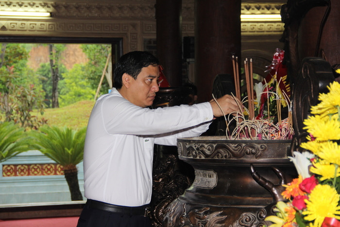 Bí thư Tỉnh ủy Nghệ An Nguyễn Đắc Vinh dâng hương tưởng niệm các liệt sỹ TNXP Truông Bồn.