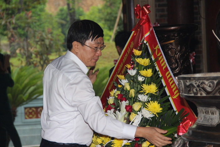 Dâng hoa lên anh linh các liệt sỹ TNXP Truông Bồn. Ảnh: Hoài Thu