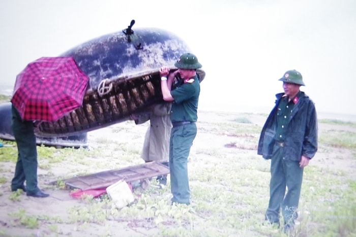 Cán bộ chiến sỹ Bộ CHQS tỉnh giúp ngư dân di dời tàu bè vào khu vực an toàn. Ảnh: Hoàng Anh