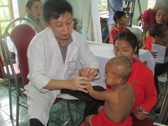 Khám sàng lọc dị tật vận động cho trẻ em Đan Lai tại xã Môn Sơn, Con Cuông. Ảnh: Bá Hậu