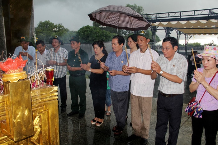 Đoàn dâng hương tại Nghĩa trang liệt sỹ Trường Sơn. Ảnh: Hoàng Minh