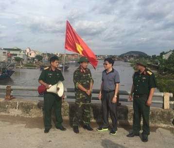 Đồng chí Nguyễn Văn Thông - Phó Bí thư Tỉnh ủy trao đổi về việc chuẩn bị các phương tiện, vật chất phục vụ cho việc phòng chống bão số 2. Ảnh: Đức Dương