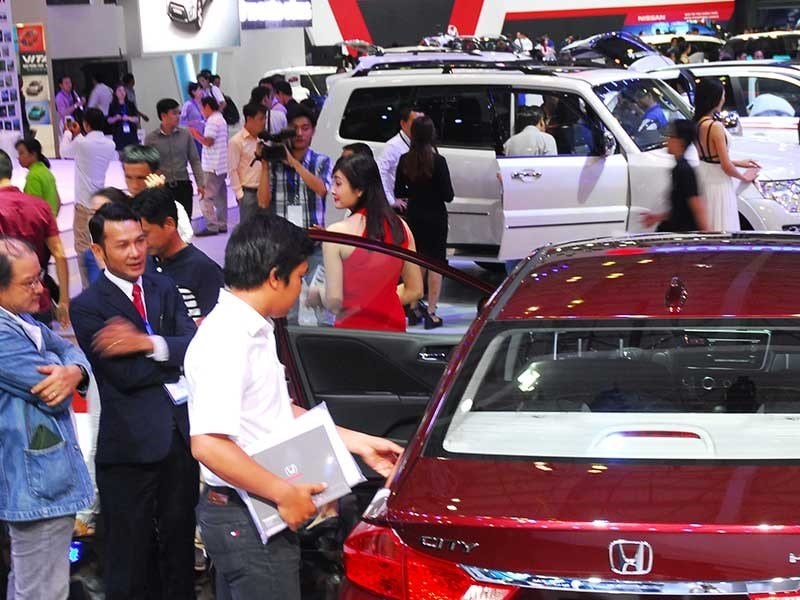 ô tô giảm giá,, ô tô nhập, mua ô tô, xe nhập, ô tô giá rẻ, thị trường ô tô, thuế ô tô Tới đây, người mua xe sẽ bị thiệt hại do phải trả thêm tiền lệ phí trước bạ so với quy định trước đây. 