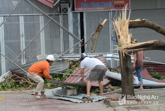 Dọn dẹp đường xá sạch đẹp hơn. Sau mỗi cơn bão, nhân dân thành phố đỏ lại nhanh chóng bắt tay vào sửa chữa, khắc phục hậu quả để lại... Ảnh: Thanh Sơn