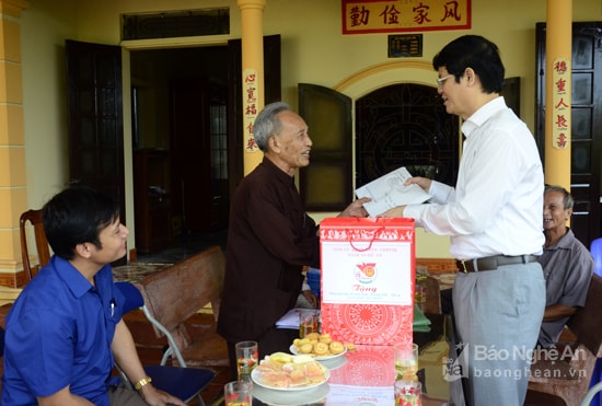 Phó Chủ tịch Thường trực UBND tỉnh thăm, tặng quà thương binh Vương Đình Cừ tại xã Diễn Cát.