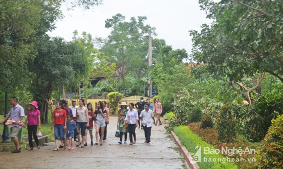 Cũng trong sáng ngày 17/7/2017, dù cơn bão số 2 vừa qua đi nhưng Khu di tích Quốc gia dặc biệt Kim Liên vẫn có rất đông đảo các du khách từ mọi miền tổ quốc về tham quan. Ảnh Nhật Lân