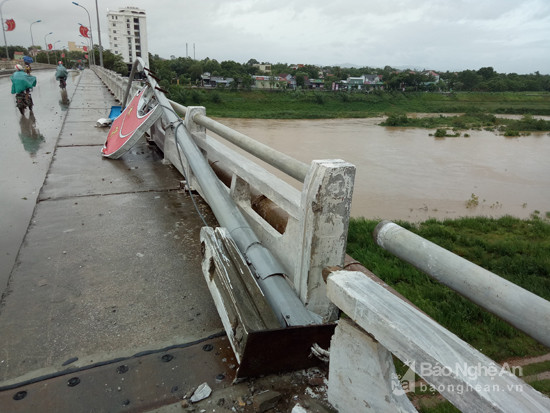 Cột bóng đèn bị đổ trên cầu Hiếu làm lan can của cầu bị hư hại. Ảnh: Quang Huy