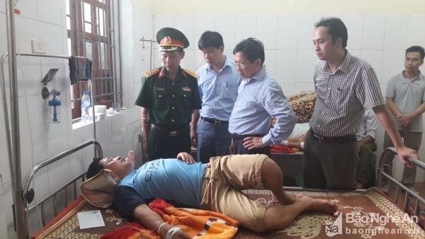 Chiều cùng ngày, đồng chí Đinh Viết Hồng - Phó Chủ tịch UBND tỉnh, Phó trưởng Ban thường trực, Ban chỉ huy phòng chống thiên tai và tìm kiếm cứu nạn tỉnh đã trực tiếp vào Bệnh viện Đa khoa Cửa Lò thăm hỏi sức khỏe các thuyền viên tàu VTB26 được cứu sống.  Tại đây, đồng chí Phó chủ tịch UBND tỉnh đã động viên, ân cần thăm hỏi sức khỏe của các thuyền viên. Đồng thời, trao món quà để giúp đỡ các thuyền viên trong cơn hoạn nạn.  Bên cạnh đó, Đại diện Bộ Chỉ huy Bộ đội Biên phòng tỉnh; UBND TX Cửa Lò cũng đến thăm hỏi, trao quà hỗ trợ cho các thuyền viên được cứu sống.  Theo đại diện Bệnh viện Đa khoa Cửa Lò, sức khỏe các thuyền viên cơ bản ổn định, không bị thương nặng. Bệnh viện đang nỗ lực sử dụng các thiết bị hiện đại nhất, cử các y bác sỹ có chuyên môn cao để điều trị, chăm sóc cho các thuyền viên