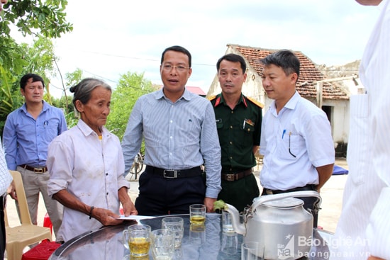 Lãnh đạo huyện Nghi Lộc thăm hỏi động viên, trao tiền hỗ trợ cho bà Hoàng Thị Đường ở xóm Bắc Kỳ La xã Nghi Vạn.