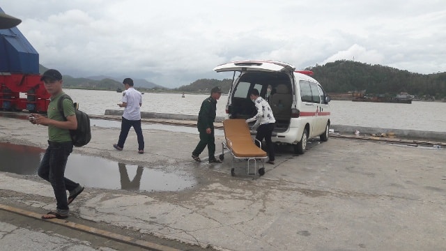 Xe cứu thương chờ sẵn trên bờ.
