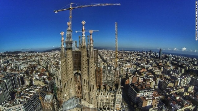 Catalonia: Từ lâu đã có nhiều bất đồng với Madrid, Catalonia vẫn là một phần của Tây Ban Nha, bất kể việc hơn 1,6 triệu người sống ở đây đã ủng hộ tách ra trong một cuộc bỏ phiếu không chính thức năm 2014. Điểm đến nổi tiếng nhất ở đây là Barcelona, nơi có nhiều công trình của kiến trúc sư Antonio Gaudi.